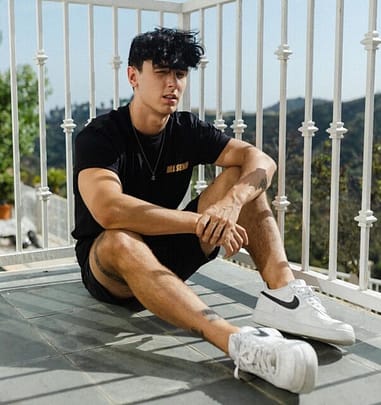 Bryce Hall Bio, Girlfriend, Age, Height, Net Worth, TikTok, Twitter, Jets, Football, Wikipedia, Photos, Addison Rae